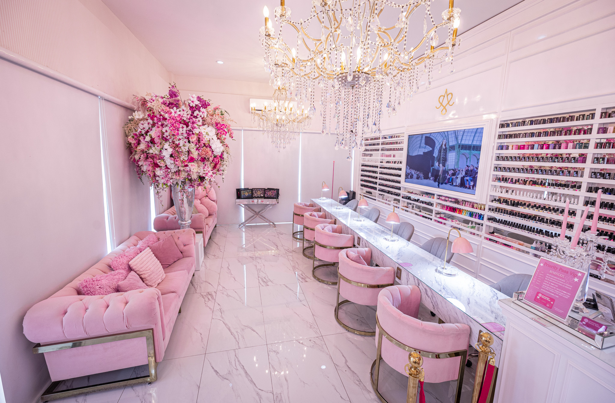 Área de manicura de Annastacia Beauty Room, con mesas y sillones rosas
