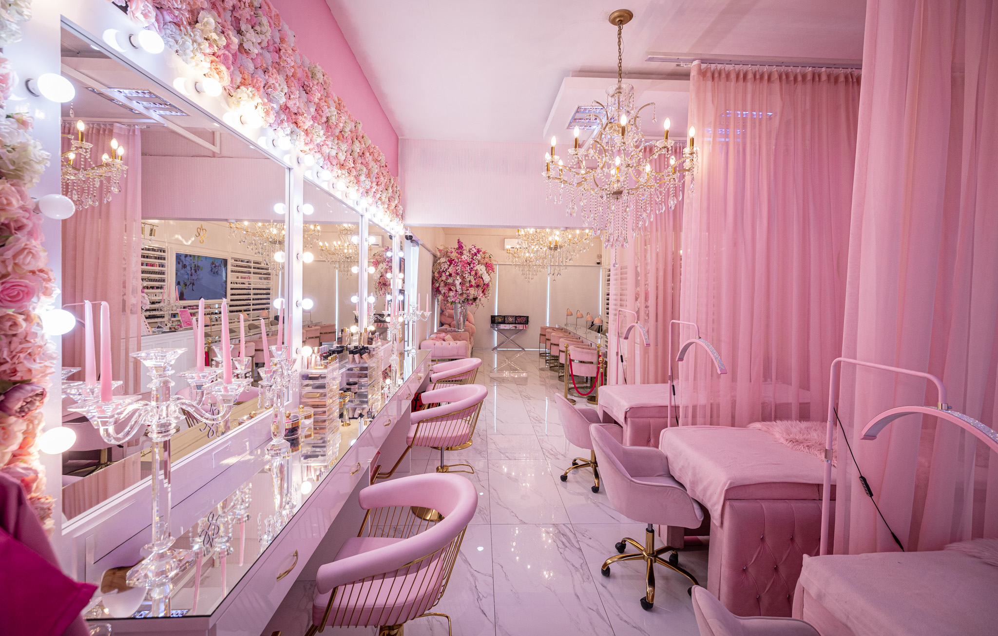 Tocadores iluminados y áreas de atención de Annastacia Beauty Room